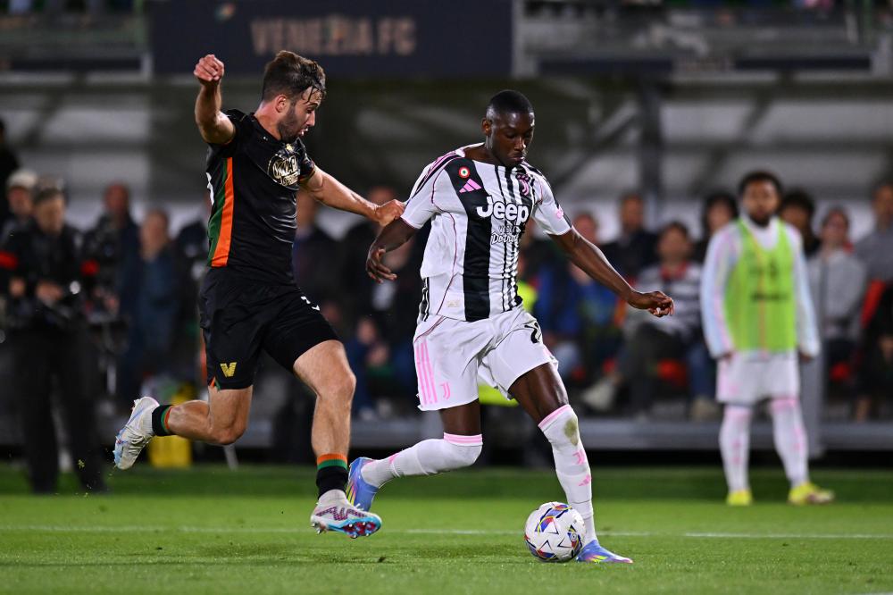 德尚在克莱枫丹问候球员：为卡马庆生、与坎特重逢