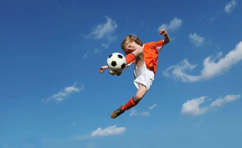 心系老东家，维尼修斯晒穿达尼洛弗拉门戈13号球衣打游戏