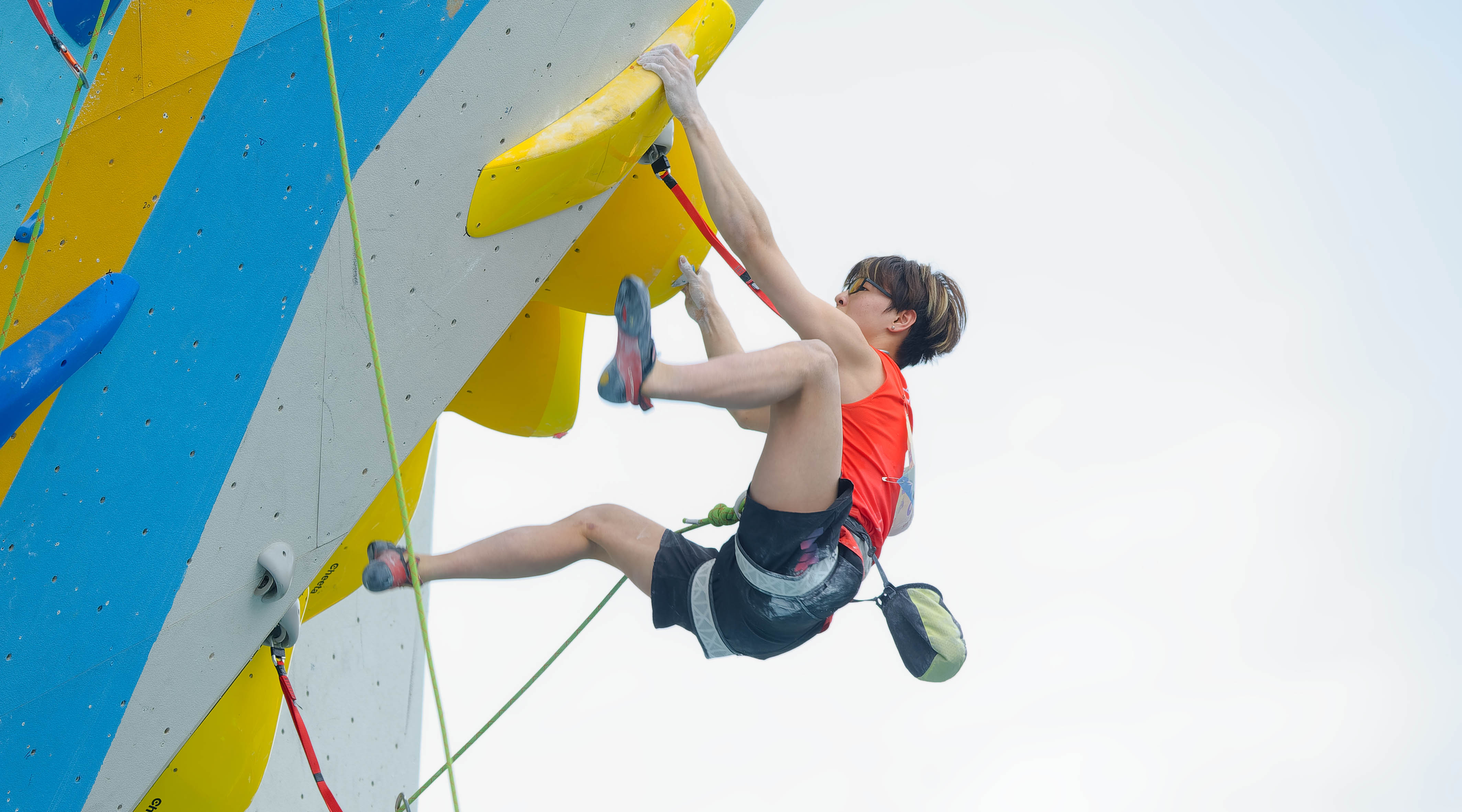 表现惊艳！伊力福拉提10中6贡献17分&半场上演精彩压哨