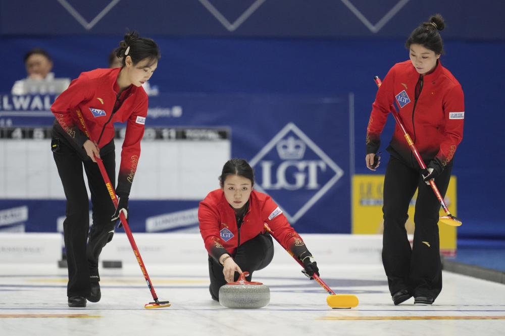 手感火热！里夫斯半场8中6贡献19分5篮板